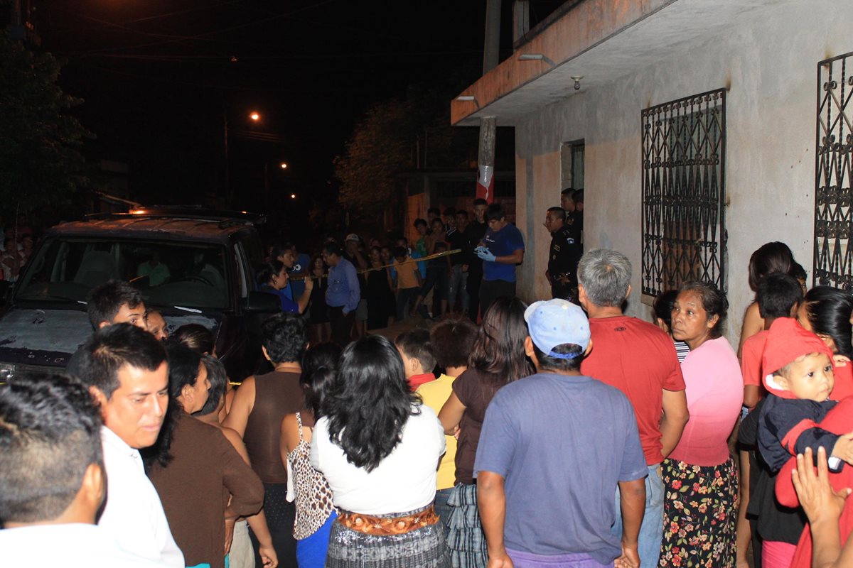 Las autoridades investigan la muerte de Juana González, en la zona 3 de Escuintla. (Foto Prensa Libre: Carlos Paredes)