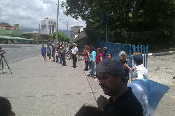 Personas hacen una protesta por el mal uso de las instalaciones del Teatro. (Foto Prensa Libre: Carlos Alvarez)<br _mce_bogus="1"/>