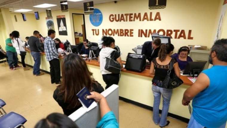 Migrantes guatemaltecos hacen trámites en el Consulado de Los Ángeles, California. (Foto Prensa Libre: Hemeroteca PL)