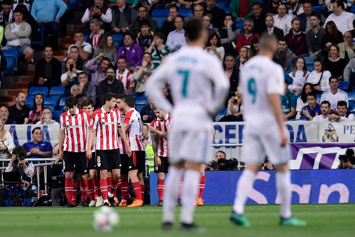 Cristiano y Benzema observan el festejo de los jugadores del Athletic.