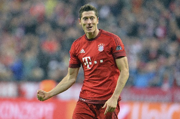 El delantero polaco Robert Lewandowski festeja tras una de sus anotaciones ante el Dinamo. (Foto Prensa Libre: EFE)