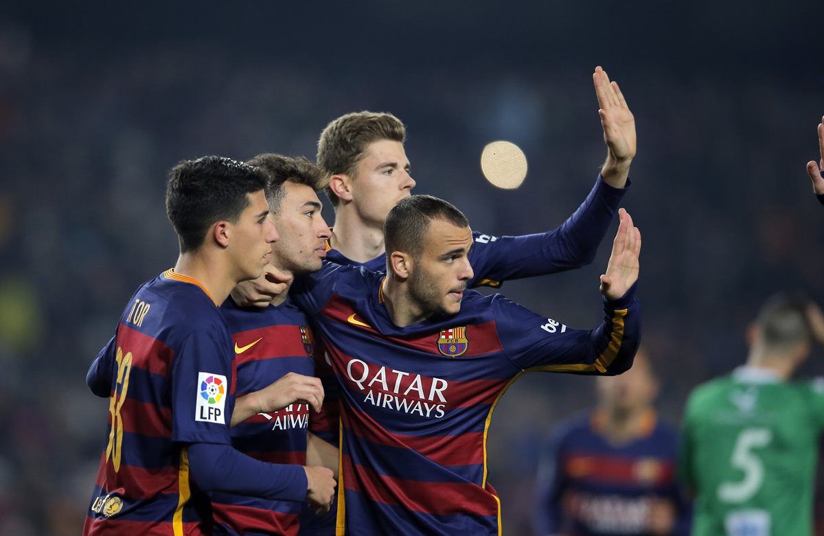 Los jugadores del Barcelona celebran el doblete de Munir en la victoria contra el Villanovense. (Foto Prensa Libre: AP)