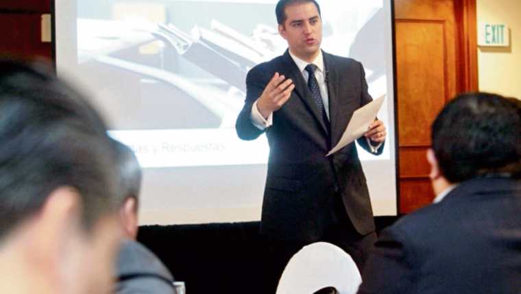 Adrián Romero, experto internacional en precios de transferencia, se dirige a empresarios asistentes.