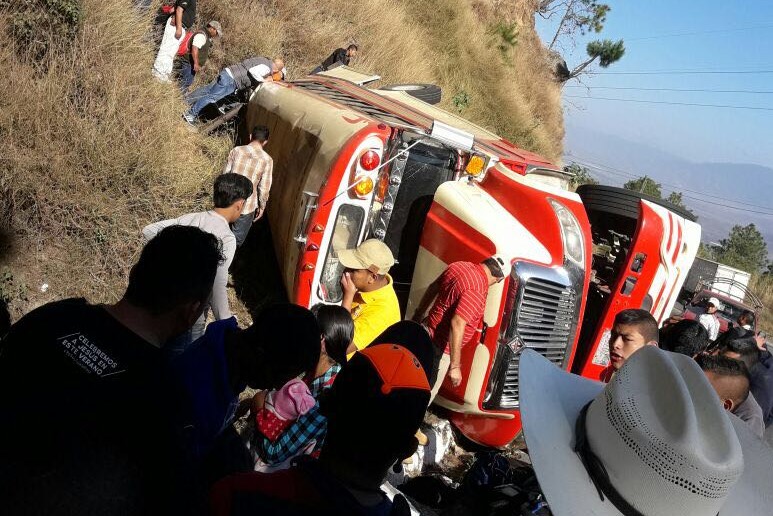Bus accidentado en Salamá, Baja Verapaz. (Foto Prensa Libre: Cortesía).
