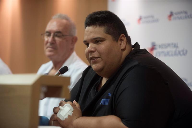 La técnica permitirá que Juan Manuel Heredia adelgace 440 libras. (Foto Prensa Libre: EFE)