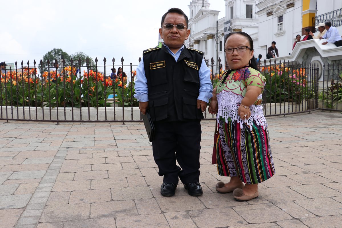 Juan Francisco Camey "Juanito", oficial de la PNC junto con su hermana María Máxima Elena Camey, quien estudia Derecho. (Foto Prensa Libre: Víctor Chamalé)