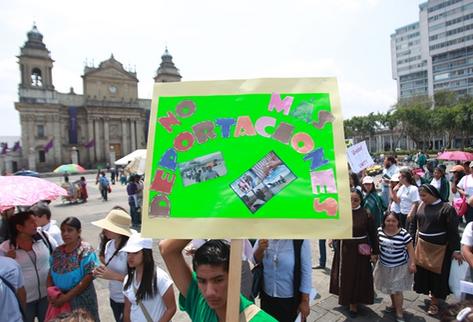 Una de las demandas más constantes fue el  alto a las deportaciones  (Foto Prensa Libre: O. Rivas)