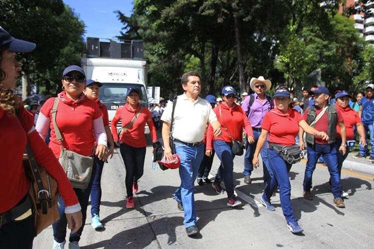 Joviel Acevedo -de camisa blanca- encabeza una protesta de maestros en la capital. (Foto Prensa Libre: Hemeroteca PL).