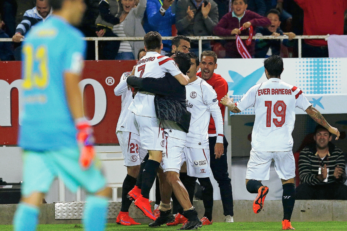 Los jugadores del Sevilla festejaron así el segundo gol ante el Barcelona. (Foto Prensa Libre: EFE).