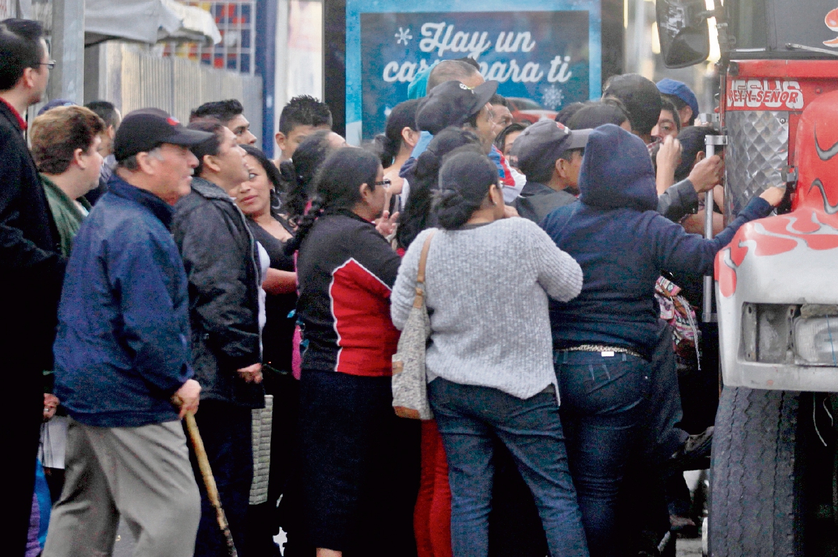 La escasez de unidades obliga a los usuarios a hacer largas esperas y pagar las tarifas ilegales. (Foto Prensa Libre: Edwin Bercián)