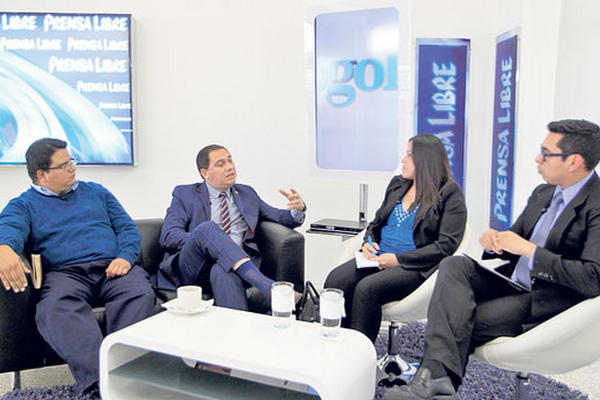 Adrián Chávez y Enrique Monterroso, ministro de Salud, conversan con los periodistas Andrea Orozco y Ben Kei Chin.