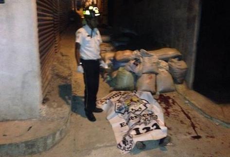 Mujer muere baleada en asentamiento Nuevo Amanecer, zona 21. (Foto Prensa Libre: Bomberos Voluntarios)