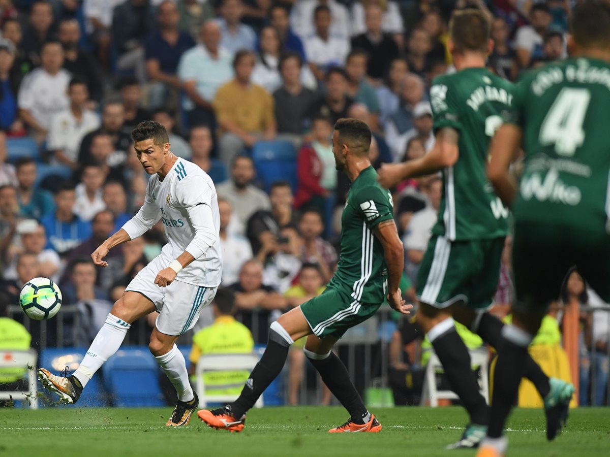 Cristiano Ronaldo intenta un centro desde la derecha.
