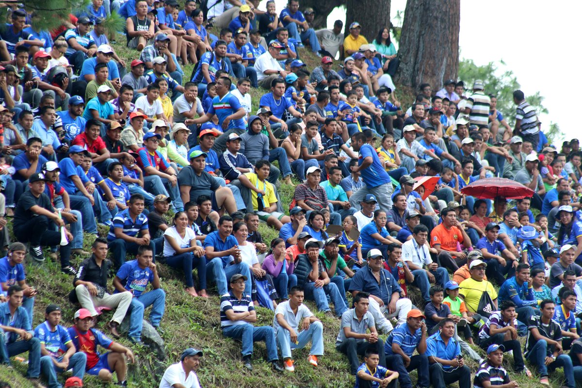 La afición de Cobán Imperial se alista a vivir el clásico frente a Carchá este domingo. (Foto Prensa Libre: Eduardo Sam)