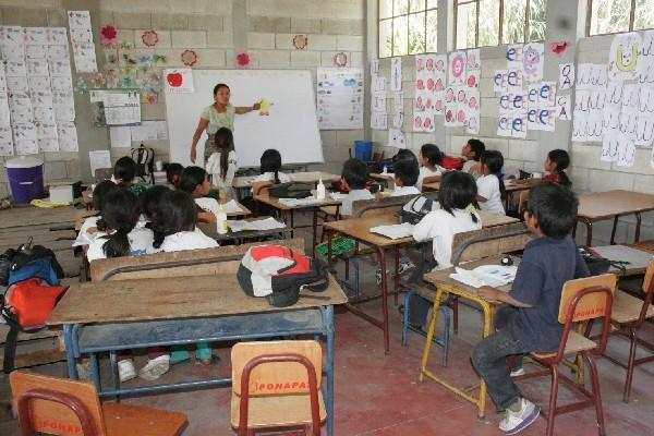 Niños reciben clases en un sector de las instalaciones de la iglesia de San Antonio Palopó, Sololá.