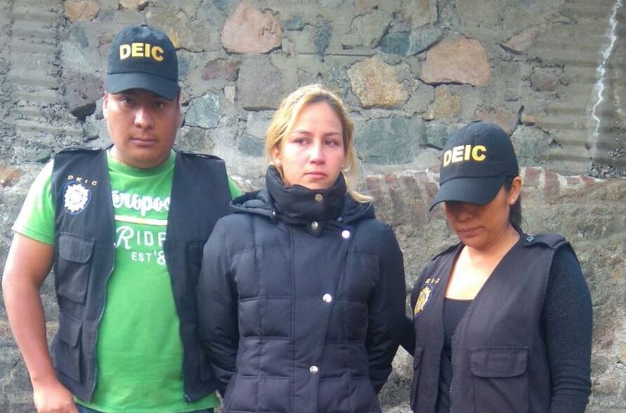 María Romero, de 24 años, detenida en la zona 13 pues según la Policía planificaba matar a Marlon Puente, Pirulo. (Foto Prensa Libre: PNC)