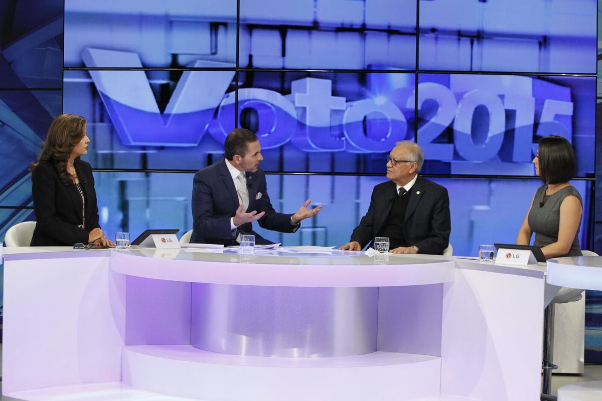 El presidente asistió a una entrevista en Guatevisión, donde reveló la situación del Gobierno. (Foto Prensa Libre: Paulo Raquec)