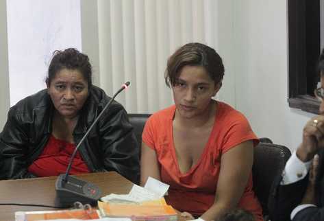 Carmen Mayén y su hija Jenny López escuchan la resolución del juez Carlos Aguilar, que las envió  a prisión preventiva.