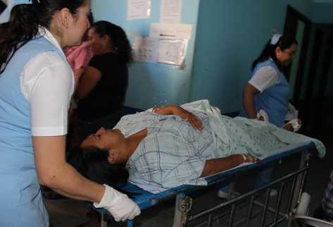 La funcionaria fue trasladada al Hospital Nacional Jutiapa. (Foto Prensa Libre: Óscar González)