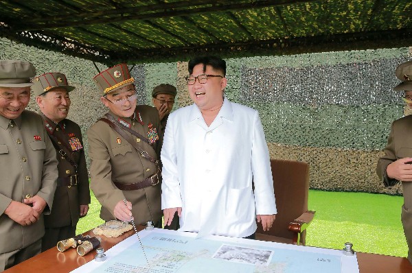 El líder norcoreano Kim Jong-Un (c) inspecciona los cohetes balísticos.(Foto Prensa Libre:AFP).
