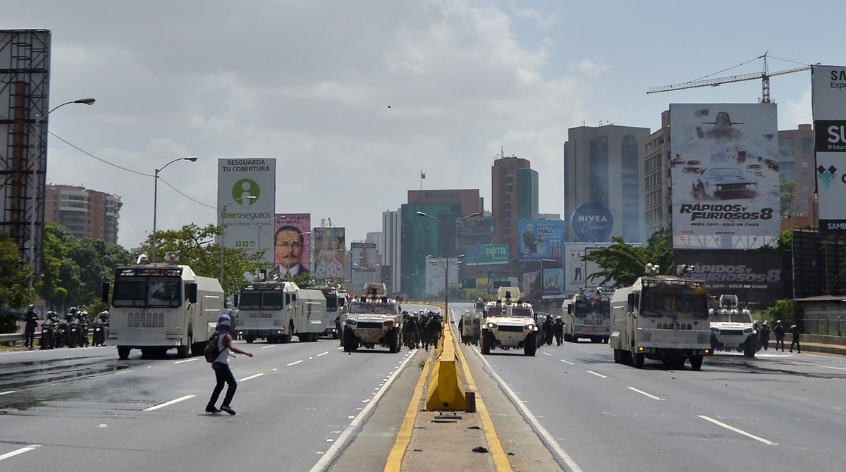 Militares impiden el avance de manifestantes en Caracas. (Foto Prensa Libre: AFP)
