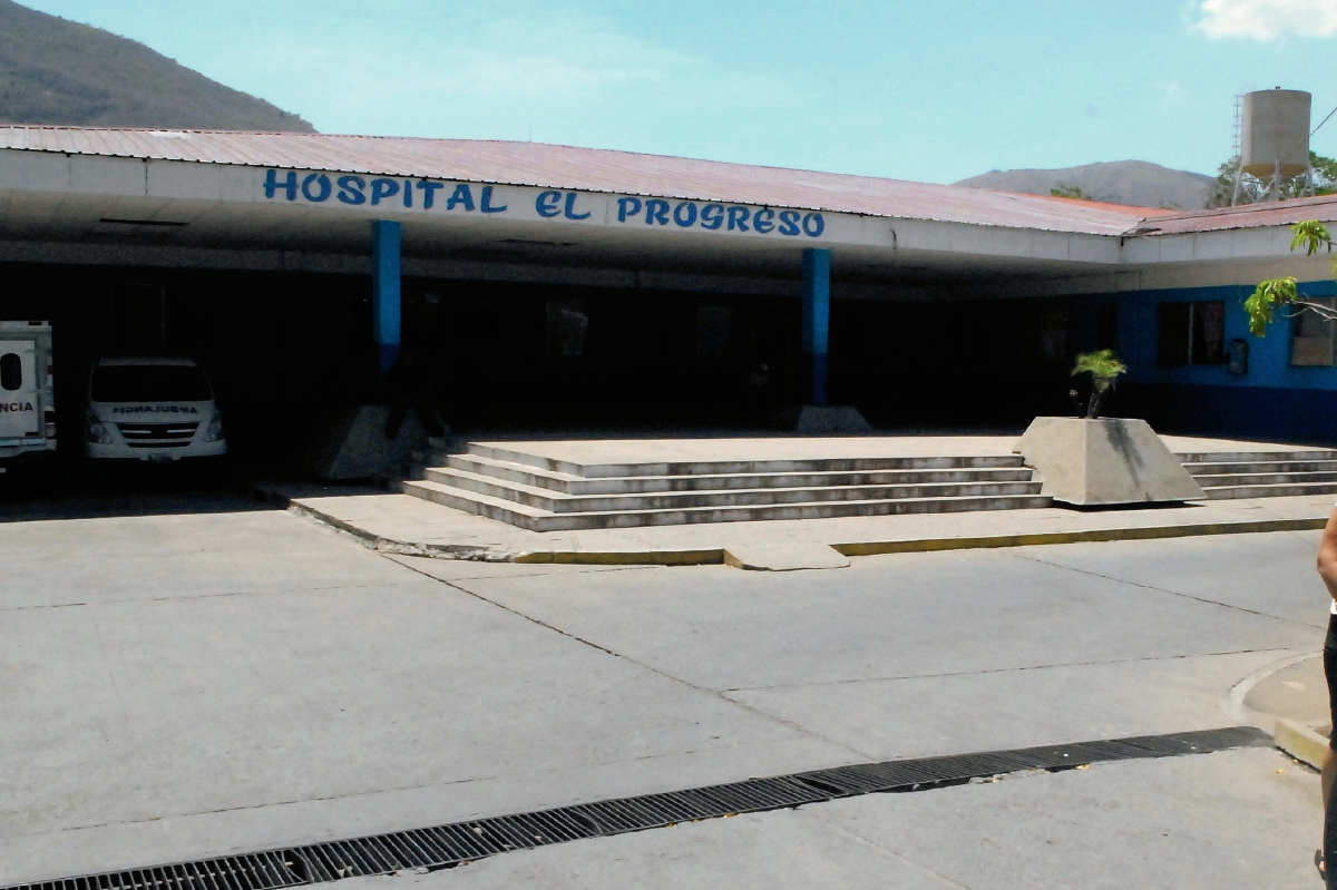 La niña fue llevada al Hospital Nacional de Guastatoya, donde recibe tratamiento. (Foto Prensa Libre: Hugo Oliva)