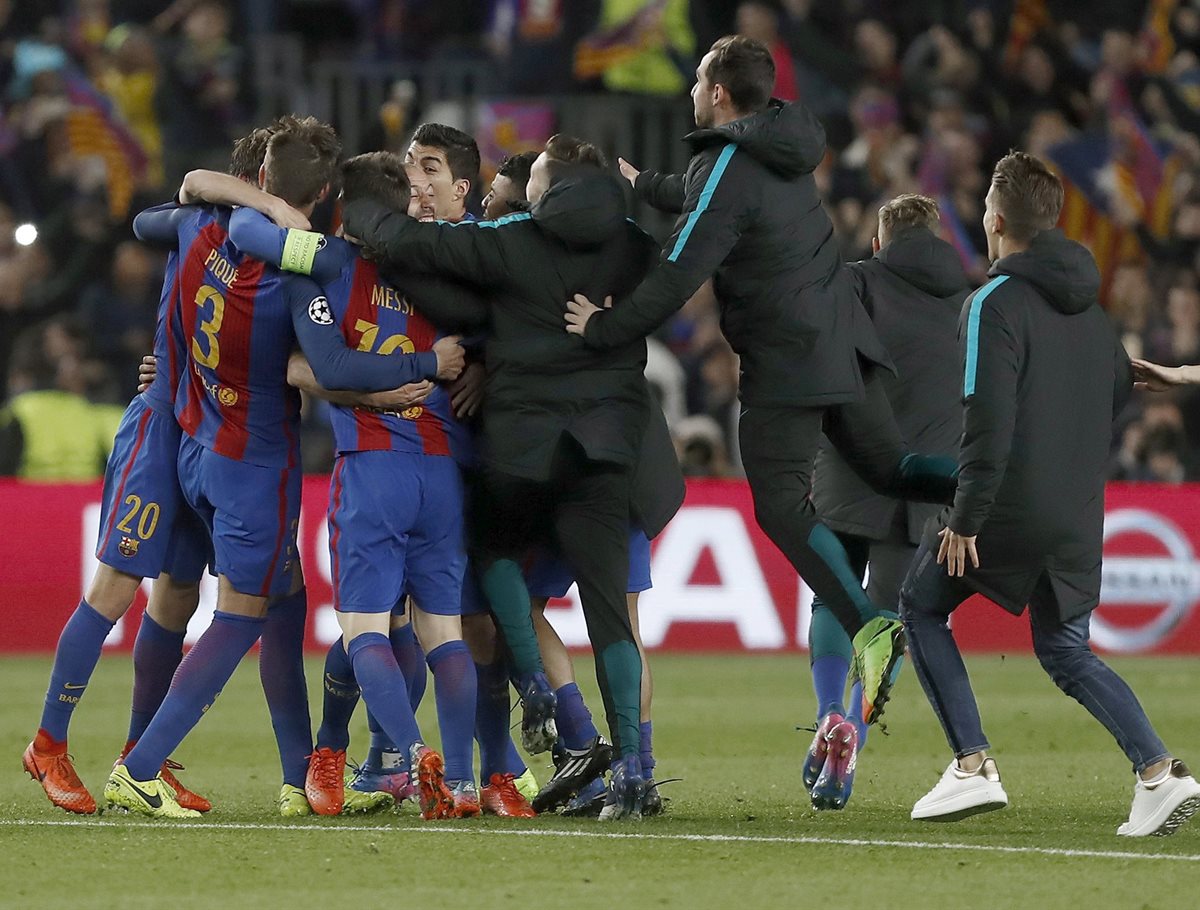 Jugadores del Barcelona festejan al final luego de conseguir el pase a cuartos de final. (Foto Prensa Libre: AFP)