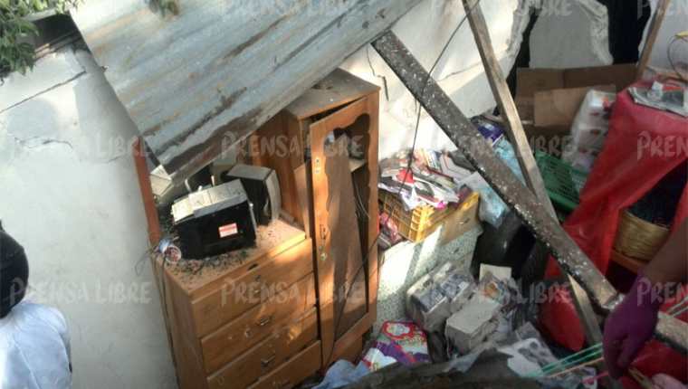 Una casa quedó destruida por la fuerza del alud que la dejó soterrada. (Foto Prensa Libre: Edwin Bercián)
