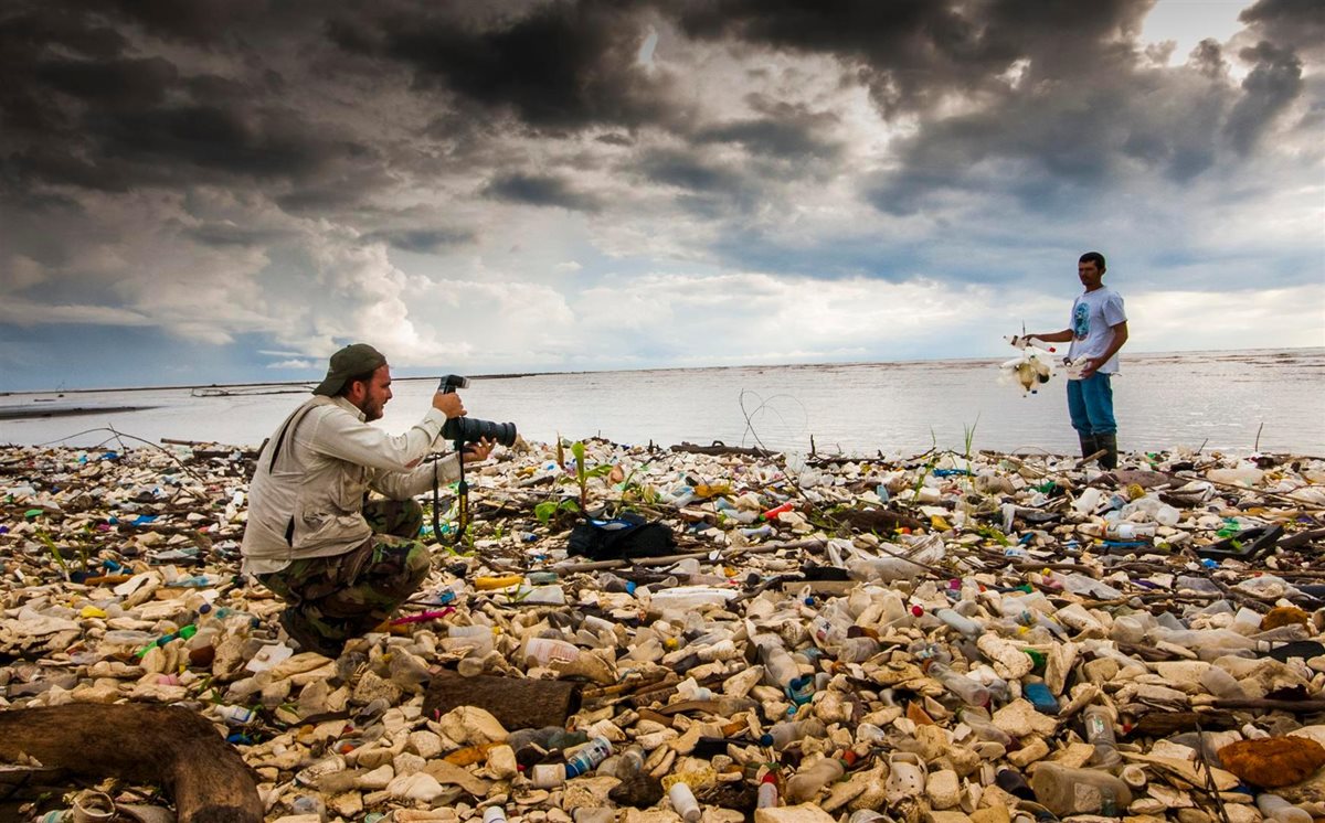 Ambientalistas recomiendan sustituir las bolsas de plástico por de papel o tela para evitar contaminación en ríos, lagos y mares. (Foto Prensa Libre: Cortesía Sergio Izquierdo)
