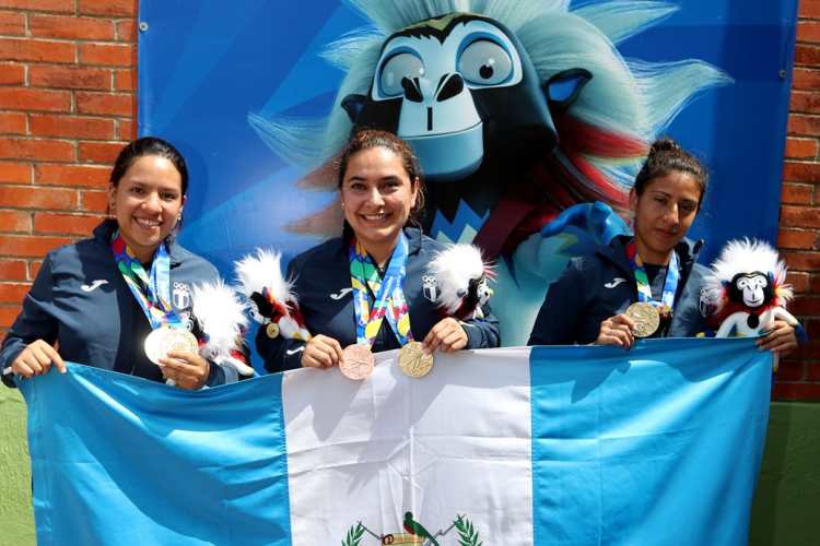 Polymaría Velásquez, Marí­a Guerra y Tatiana Linares se adjudicaron el oro femenino en tiro deportivo.