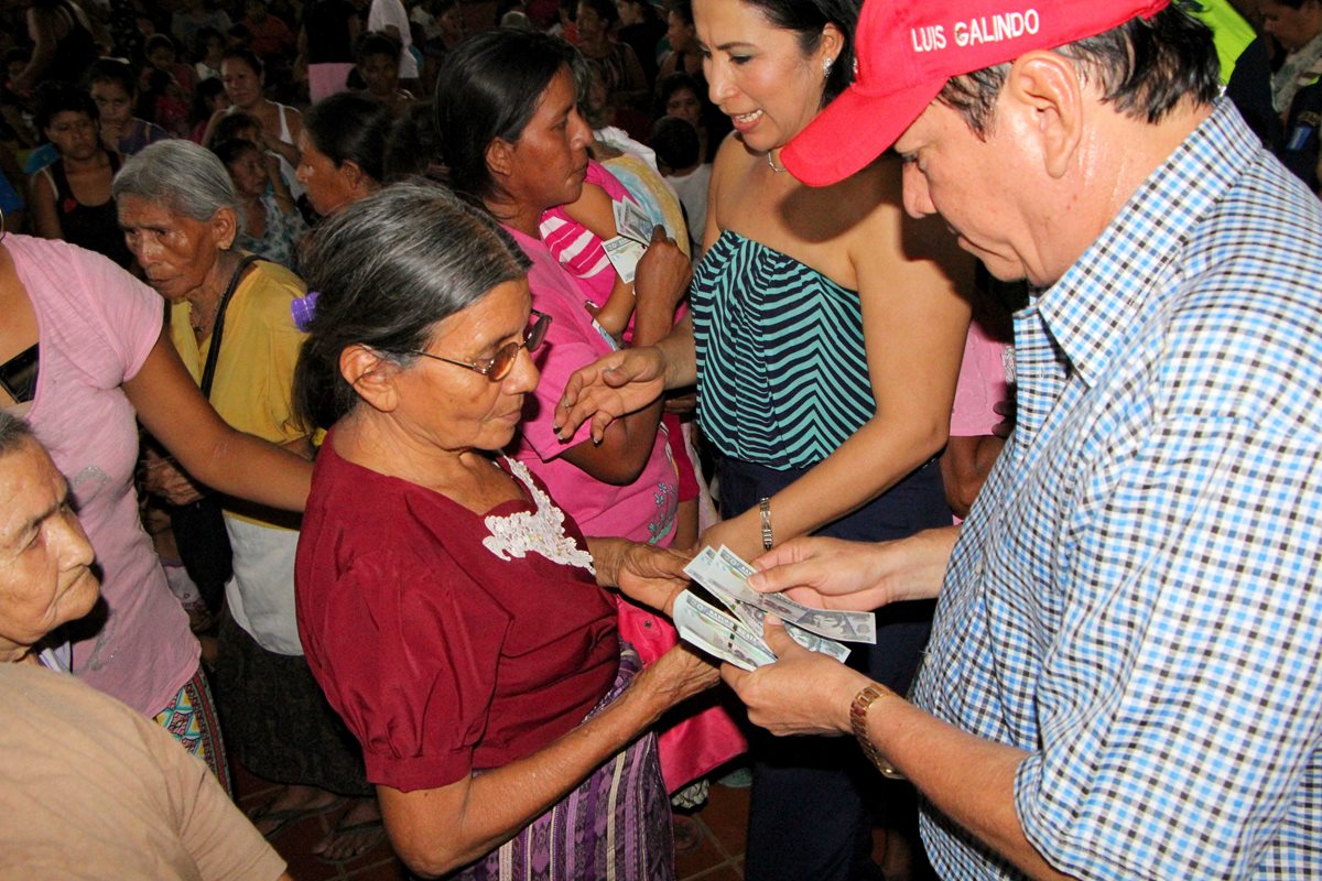 Las mujeres formaron una fila para que el alcalde de Retalhuleu, Luis Galindo, les entregara billetes de Q20. (Foto Prensa Libre: Hemeroteca PL)