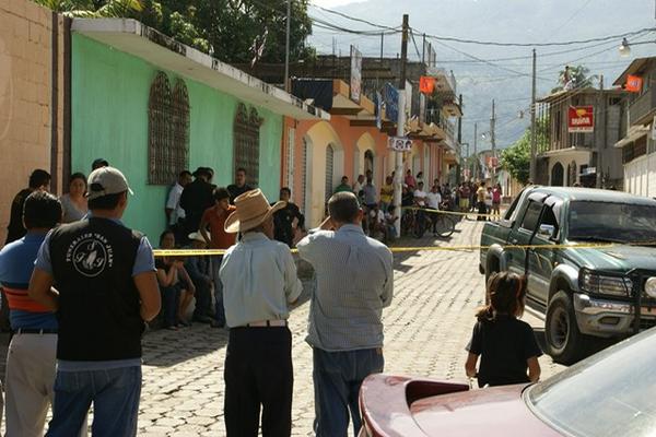 Vecinos del barrio El Puente, en Quezaltepeque observan el vehículo donde quedó el cadáver del ganadero Hugo Roque. (Foto Prensa Libre: Edwin Paxtor) <br _mce_bogus="1"/>