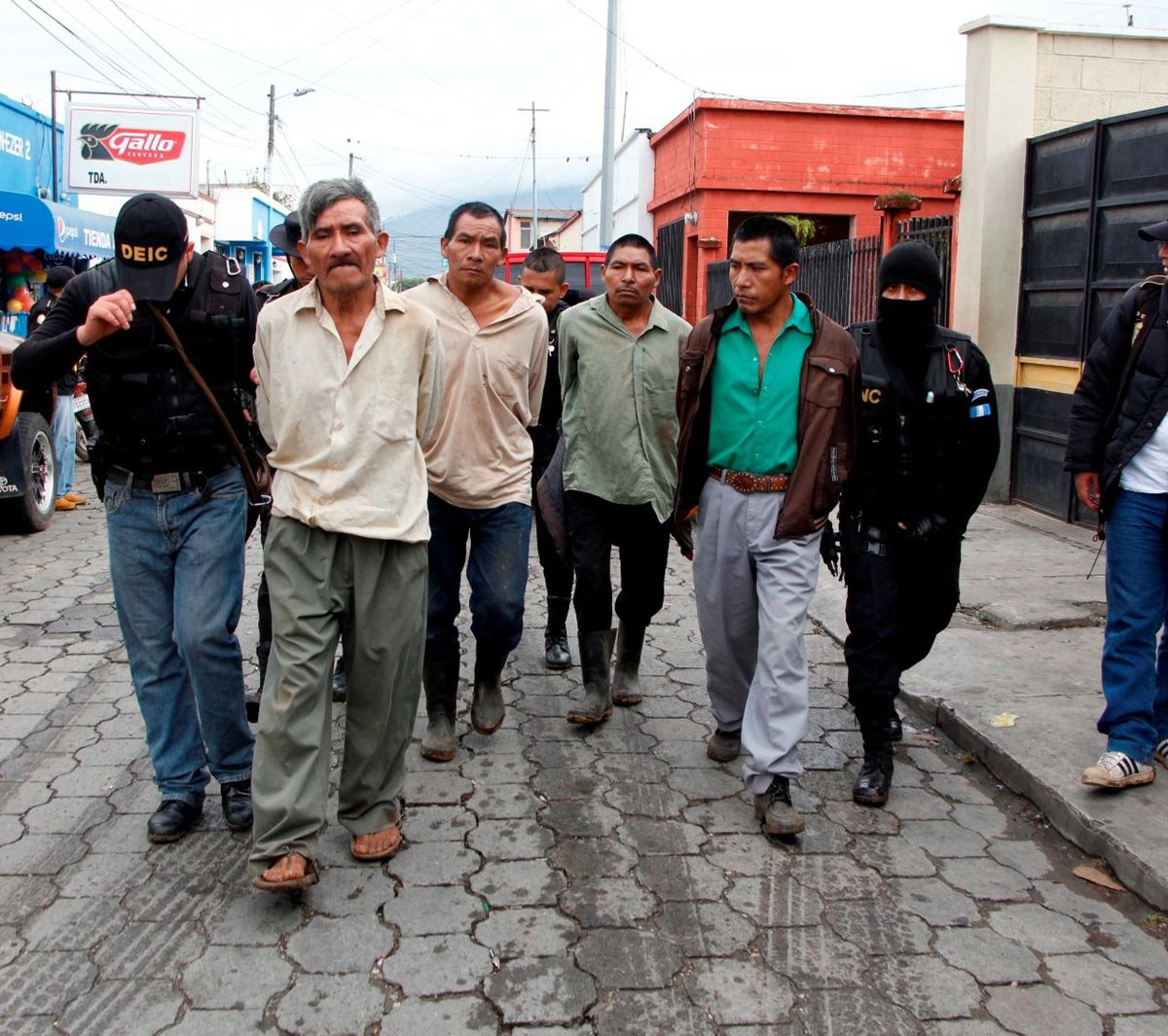 Fuerzas de seguridad trasladan a cuatro hermanos en Jalapa, sindicados de haber agredido a su madre. (Foto Prensa Libre: PNC)