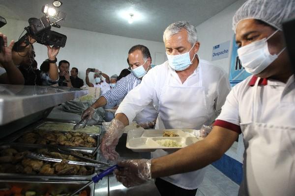 Otto Pérez Molina sirviendo alimentos en un Comedor Seguro. (Prensa Libre Foto: Archivo)