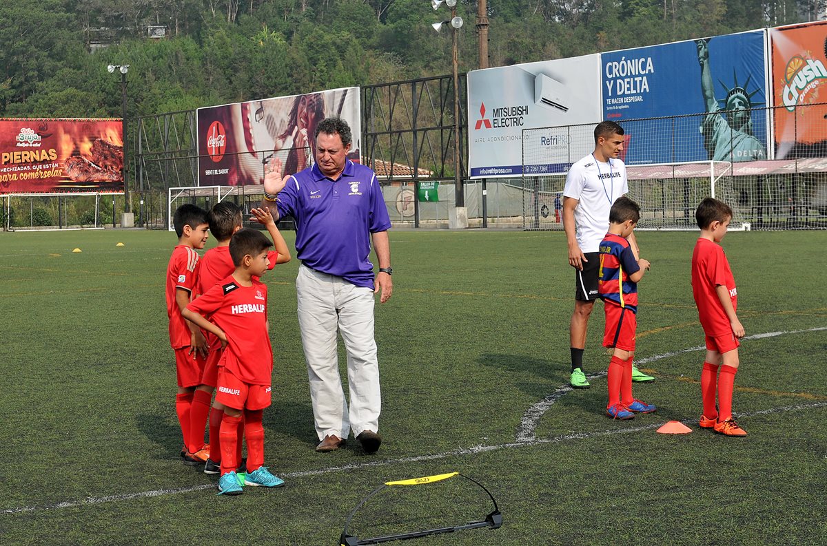Doug Mello observa uno de los entrenamientos de los niños en la academia. (Foto Prensa Libre: Hemeroteca PL)
