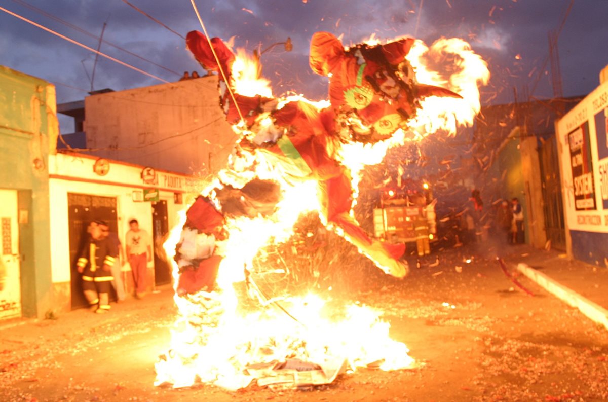 Miles de guatemaltecos celebran la tradicional quema del diablo cada 7 de diciembre. (Foto Hemeroteca PL)