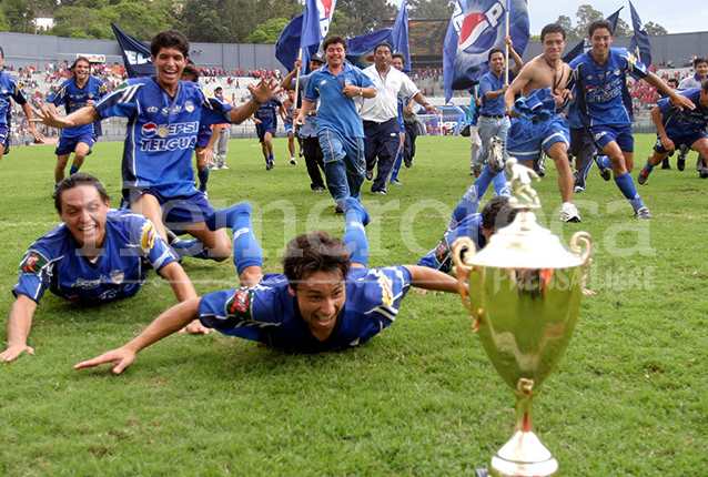 Los jugadores cobaneros se tiraron a la gramilla del estadio Mateo Flores para festejar el primer ti?tulo de su historia. (Foto: Hemeroteca PL)