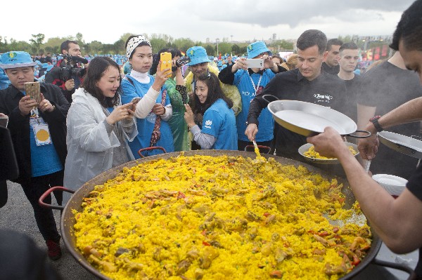 Empleados del grupo chino Tiens disfrutan de una cena de paella en España. (Foto Prensa Libre: AP)