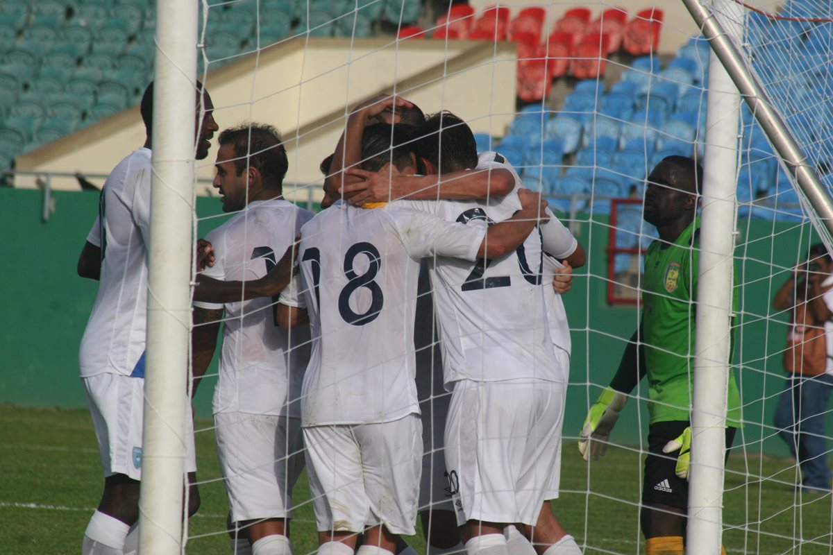 Los jugadores de la Bicolor festejan el segundo gol, frente a los caribeños. (Foto Prensa Libre: Cortesía CDG)