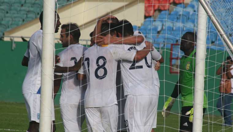 Los jugadores de la Bicolor festejan el segundo gol, frente a los caribeños. (Foto Prensa Libre: Cortesía CDG)