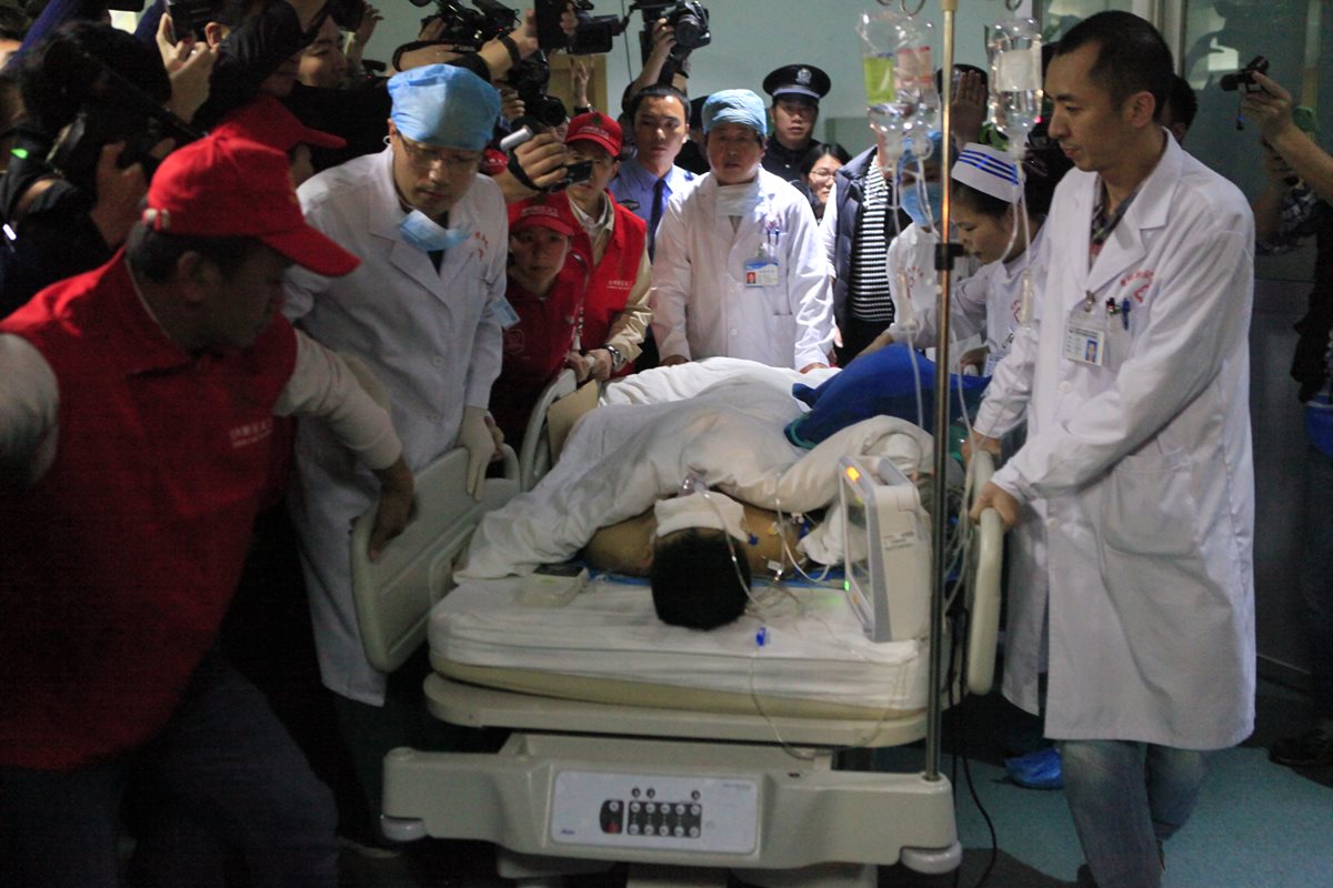 Médicos trasladan al sobreviviente que fue hallado 67 horas después de la tragedia. (Foto Prensa Libre: AP).
