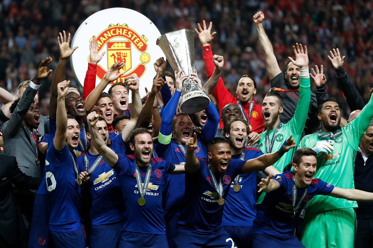 Los jugadores del United festejan con la copa del la Europa League. (Foto Prensa Libre: AFP)