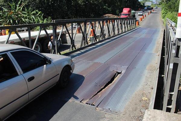 Se han formado hoyos en la base del puente, por lo que los vehículos están en riesgo de caer al vacío. (Foto Prensa Libre: Danilo López)