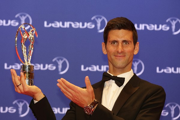 Novak Djokovic muestra el premio Laureus al mejor deportista del año. (Foto Prensa Libre: AFP)