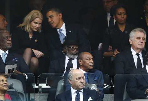 Obama habla con Helle Thorning Schmidt, primer ministro de Dinamarca, durante el funeral de Nelson Mandela. (Foto Prensa Libre: AP)