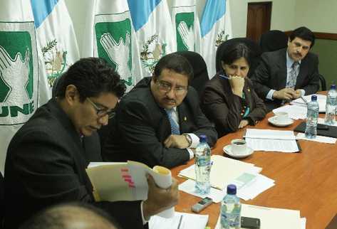 Dorval Carías y  María Castro, viceministros de Finanzas, junto a Edwin Martínez, director de Presupuesto del Ministerio de Finanzas, resuelven dudas de los diputados.