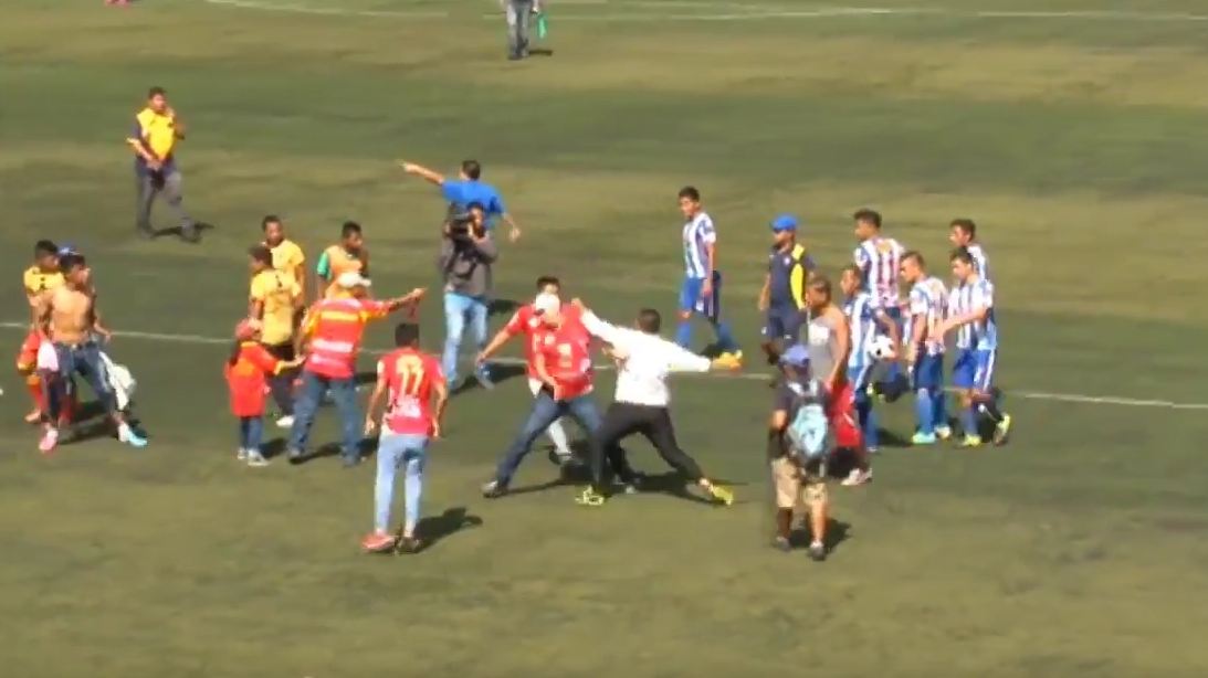 Aficionados de San Pedro provocaron una trifulca luego de ganar el título de la Segunda División contra Reu en el estadio Julio Armando Cóbar. (Foto Prensa Libre: Video Guatevisión)