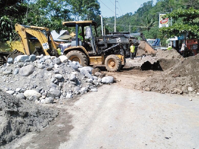 Trabajos de reparación se efectúan en la ruta entre Malacatán y San Marcos. (Foto Prensa Libre: Alexánder Coyoy)