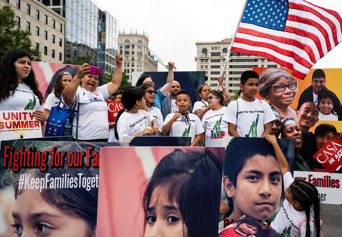 Donald Trump dio marcha atrás en la política de separación de familias por las presiones, manifestaciones y fuertes críticas. (Foto Prensa Libre: EFE)
