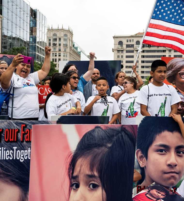 Donald Trump dio marcha atrás en la política de separación de familias por las presiones, manifestaciones y fuertes críticas. (Foto Prensa Libre: EFE)